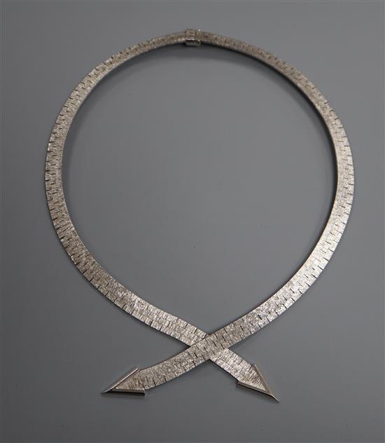 A 1960s textured 9ct white gold necklace with twin arrow terminals, 50cm.